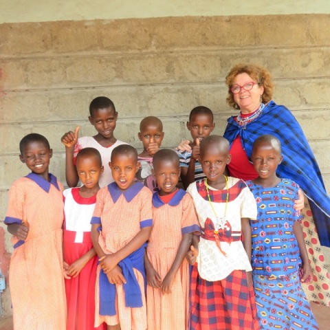Η Άννυ Καραγκούνη μαζί με παιδιά της κοινότητας Μασσάι 