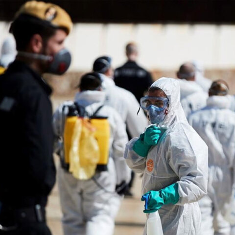 Υγειονομικός με προστατευτική στολή για κορωνοϊό