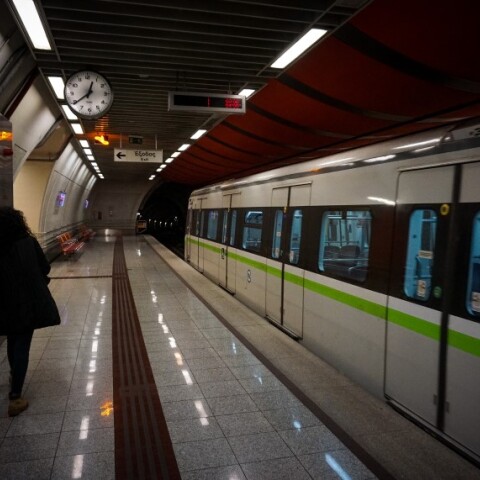 Μία κοπέλα περιμένει στη στάση του Μετρό©Eurokinissi-ΚΟΝΤΑΡΙΝΗΣ ΓΙΩΡΓΟΣ