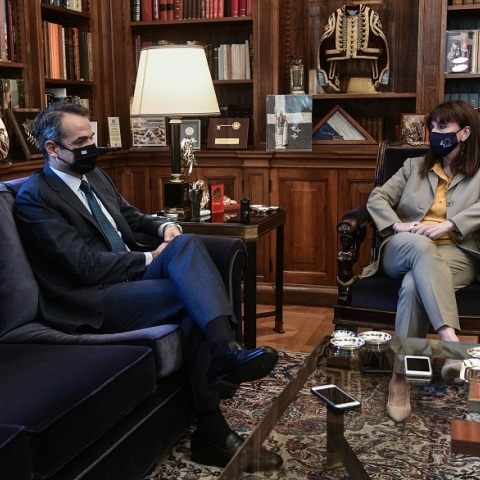 Στιγμιότυπο από τη συνάντηση Μητσοτάκη - Σακελλαροπούλου