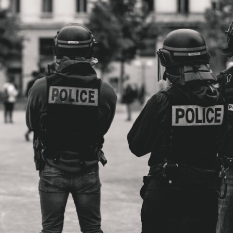 Αστυνομικοί, γυρισμένοι πλάτη, σε ασπρόμαυρη φωτογραφία©unsplash-ev