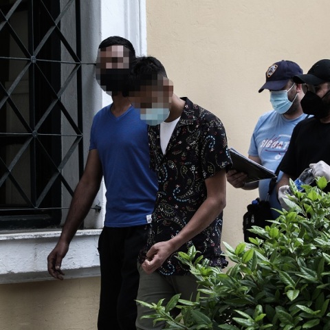 Οι δύο συλληφθέντες για την επίθεση στην 26χρονη σε παραλία στην Αγία Μαρίνα Κορωπίου