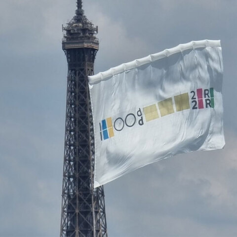 Στον Πύργο του Άιφελ η τεράστια σημαία για τους Ολυμπιακούς Αγώνες 2024 στο Παρίσι