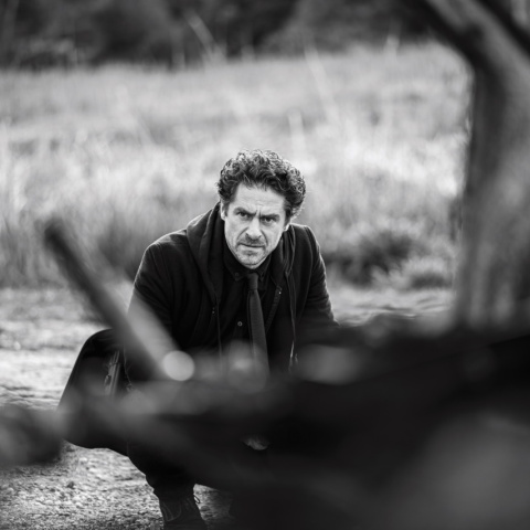 Ο Δημήτρης Λάλος σε στιγμιότυπο της σειράς «Σιωπηλός Δρόμος»