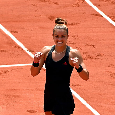 Η Μαρία Σάκκαρη, χαμογελαστή, μετά τη νίκη κόντρα στην Ίγκα Σβιόντεκ και την πρόκριση στα ημιτελικά του Roland Garros