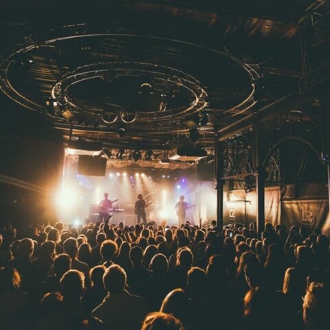 Συναυλία σε κλειστό χώρο