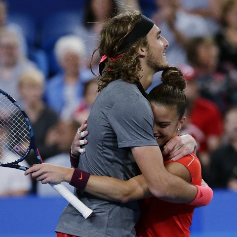 Ο τενίστας Στέφανος Τσιτσιπάς αγκαλιάζει σε αγώνα την τενίστρια Μαρία Σάκκαρη