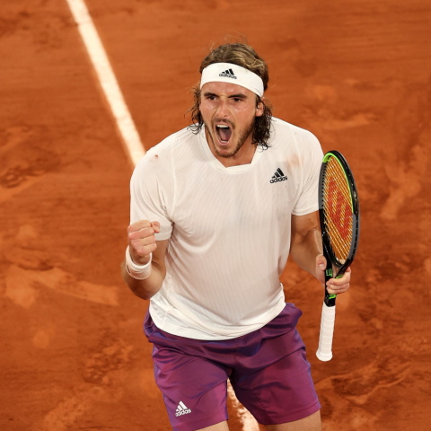 Ο Στέφανος Τσιτσιπάς πανηγυρίζει τη νίκη του επί του Ντανιίλ Μεντβέντεφ