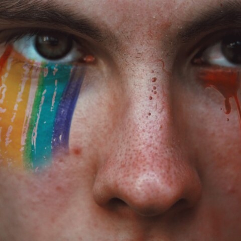 Πρόσωπο άντρα με τα χρώματα του Pride ©Unsplash/ Adrian Swancar