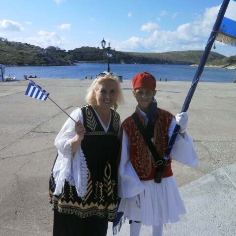 Η δασκάλα των Αρκιών, Μαρία Τσιαλέρα, με τον Χρήστο, που αποφοιτά φέτος από το Δημοτικό Σχολείο