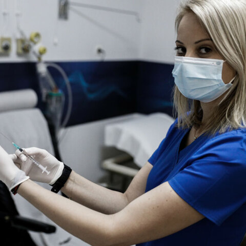 Υγειονομικός ετοιμάζει εμβόλιο για τον κορωνοϊό