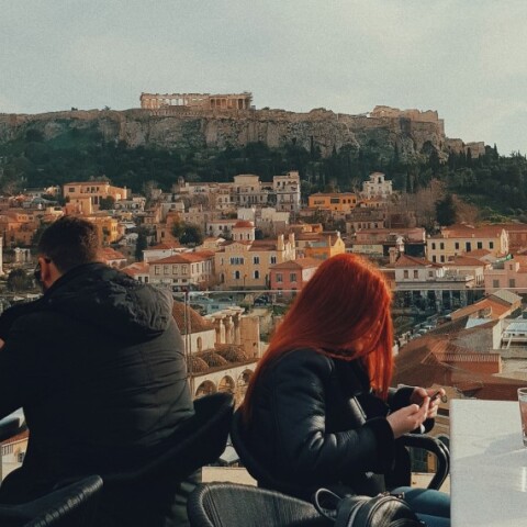 καφέ με θέα την Ακρόπολη©Unsplash/ Hristo Sahatchiev 