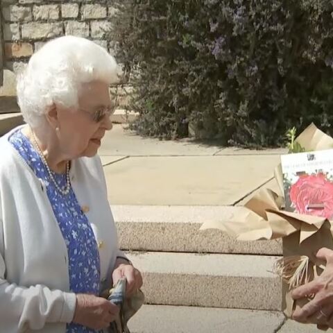 Η βασίλισσα Ελισάβετ και το τριαντάφυλλο για τον πρίγκιπα Φίλιππο