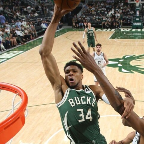 Ο Γιάννης Αντετοκούνμπο σκοράρει εναντίον των Μπρούκλιν Νετς