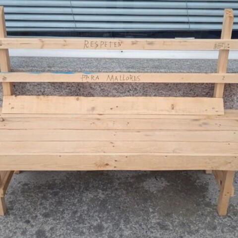 Ξύλινι παγκάκι που έφτιαξε Ισπανός συνταξιούχος©Twitter/@MatiaFundazioa