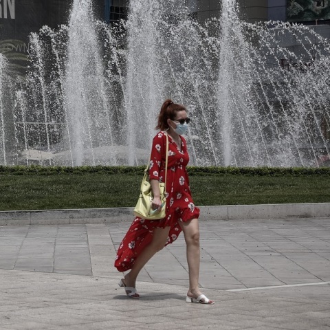 Γυναίκα με μάσκα στο κέντρο της Αθήνας