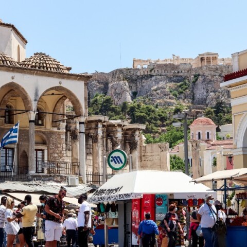 Η πλατεία στο Μοναστηράκι