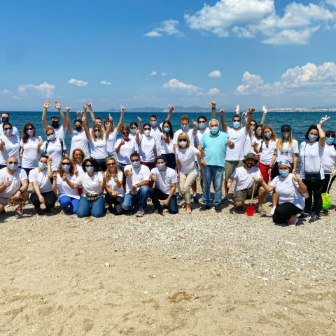 Καθαρισμός της παραλίας του Αλίμου από εργαζόμενους της MSD