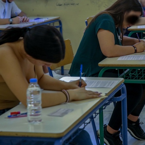 Πανελλήνιες Εξετάσεις: Μαθητές λύνουν τα θέματα