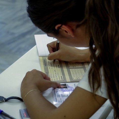 Υποψήφια των Πανελληνίων Εξετάσεων συμπληρώνει τα στοιχεία της στο τετράδιο
