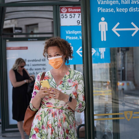 Σουηδία: Γυναίκα με μάσκα για τον κορωνοϊό σε στάση λεωφορείου