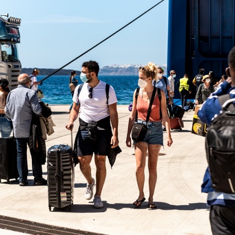 Αποβίβαση τουριστών στο λιμάνι της Σαντορίνης