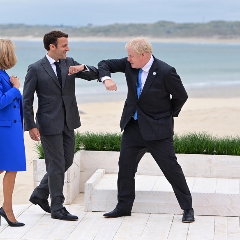 Ο Εμανουέλ Μακρόν με τον Μπόρις Τζόνσον και τις συζύγους τους στη Σύνοδο των G7