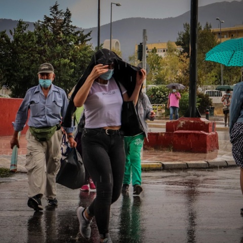 Καταιγίδα - βροχή - Πολίτες με ομπρέλα