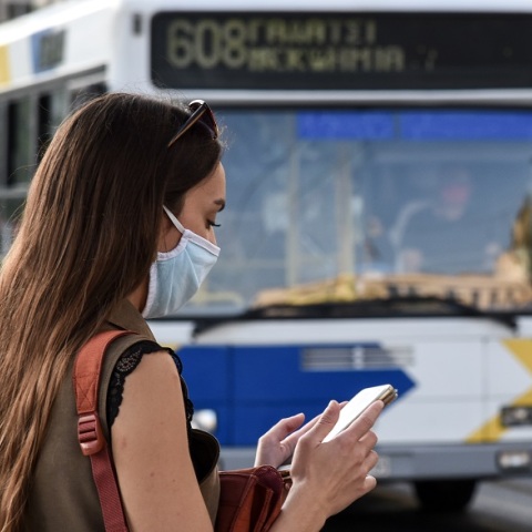 Κοπέλα με μάσκα στο κέντρο της Αθήνας