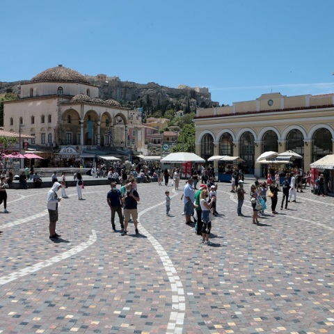 Πολίτες στο κέντρο της Αθήνας - Πλατεία Μοναστηρακίου