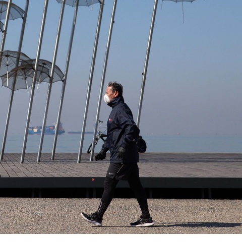 Θεσσαλονίκη - Πολίτης με μάσκα στην παραλία