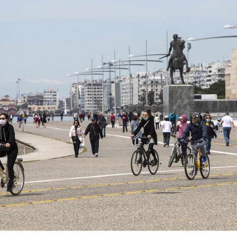 Πολίτες με μάσκα κάνουν βόλτα στην παραλία της Θεσσαλονίκης