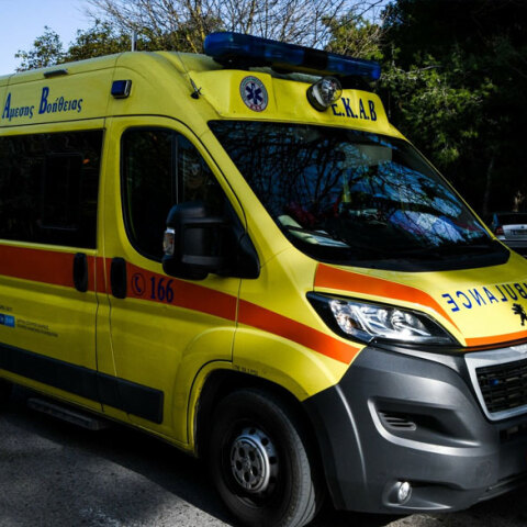 Ασθενοφόρο ΕΚΑΒ (ΦΩΤΟ ΑΡΧΕΙΟΥ) - Πτώμα γυναίκας βρέθηκε στη θάλασσα στον Άλιμο