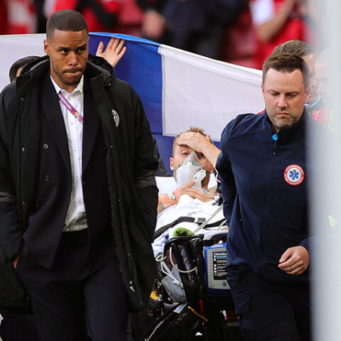 EURO 2020: Ο Έρικσεν, πάνω στο φορείο με οξυγόνο, μετά την κατάρρευσή του στον αγωνιστικό χώρο στον αγώνα Δανία - Φινλανδία