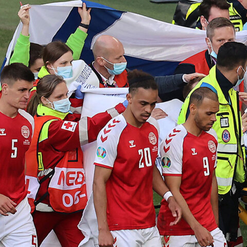 Σημαίες της Φινλανδίας έγιναν «σεντόνια» και «πανιά» για να προστατεύσουν τον πεσμένο Έρικσεν μετά την κατάρρευσή του στον αγώνα με τη Δανία για το EURO 2020