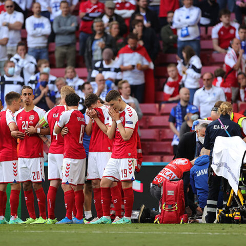 Ο Έρικσεν έχει καταρρεύσει στον αγώνα Δανία - Φινλανδία, με τους συμπαίκτες του να σχηματίζουν «ανθρώπινη» ασπίδα γύρω του, την ώρα που το ιατρικό επιτελείο προσπαθεί να τον κρατήσει στη ζωή