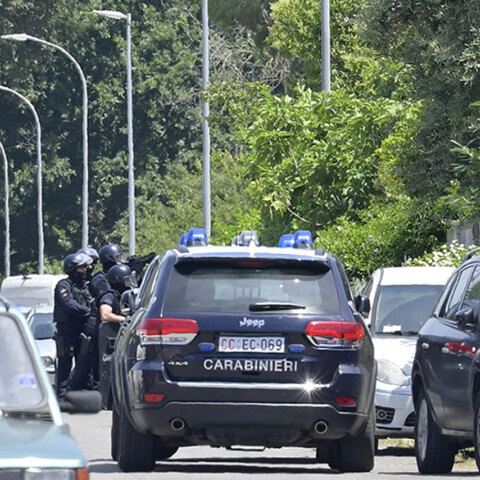Αστυνομικοί στην Ιταλία έξω από το σπίτι του ενόπλου που πυροβόλησε και σκότωσε δύο παιδιά και έναν ηλικιωμένο