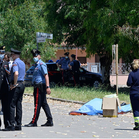 Αστυνομικοί στην Ιταλία έχουν τυλίξει με σεντόνι ένα από τα θύματα που εκτέλεσε ένοπλος πριν αυτοκτονήσει