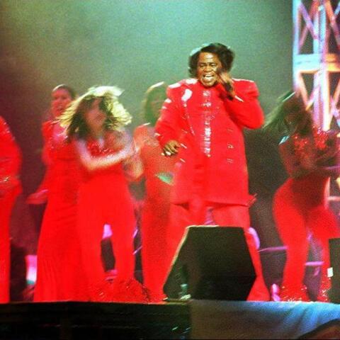 Ο τραγουδιστής James Brown στη σκηνή του Super Bowl το 1997