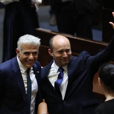 Ο Ναφτάλι Μπένετ (σ.σ. δεξιά) είναι ο νέος πρωθυπουργός του Ισραήλ - Διαδέχεται στην εξουσία τον Μπενιαμίν Νετανιάχου - Στη φωτό με τον Γιαΐρ Λαπίντ