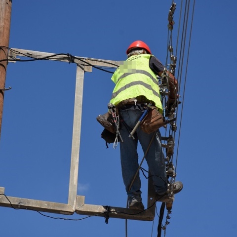 Εργάτης σε κολώνα της ΔΕΗ