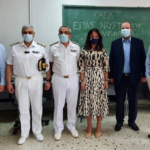 H υφυπουργός Εργασίας Δόμνα Μιχαηλίδου με τον Δήμαρχος Σαλαμίνας Γιώργο Παναγόπουλο, τον διοικητή του ΟΑΕΔ Σπύρο Πρωτοψάλτη και τον βουλευτής Β’ Πειραιά της Ν.Δ. Δημήτριος Μαρκόπουλος. 