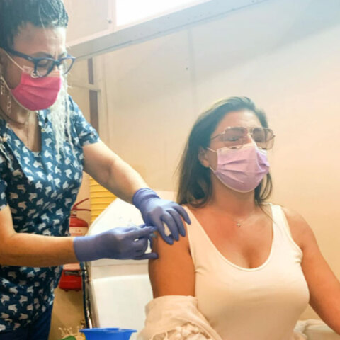 Η Έλενα Παπαρίζου κάνει την πρώτη δόση από εμβόλιο για κορωνοϊό