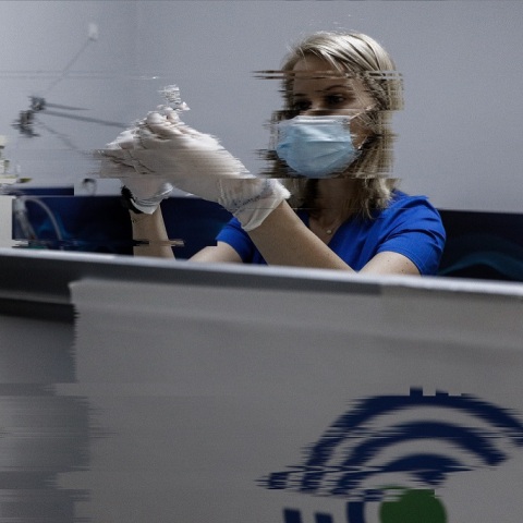 Νοσηλεύτρια σε εμβολιαστικό κέντρο