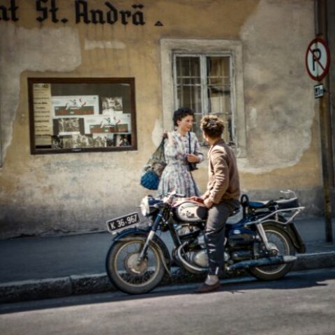 Άνδρας σε μοτοσικλέτα που συζητά με γυναίκα