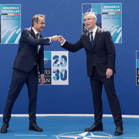 Ο πρωθυπουργός Κυριάκος Μητσοτάκης με τον γενικό γραμματέα του ΝΑΤΟ Γενς Στόλτενμπεργκ στη Σύνοδο Κορυφής της Συμμαχίας στις Βρυξέλλες