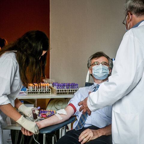 Εθελοντική αιμοδοσία στο Προεδρικό Μέγαρο - Ο Σωτήρης Τσιόδρας δίνει αίμα