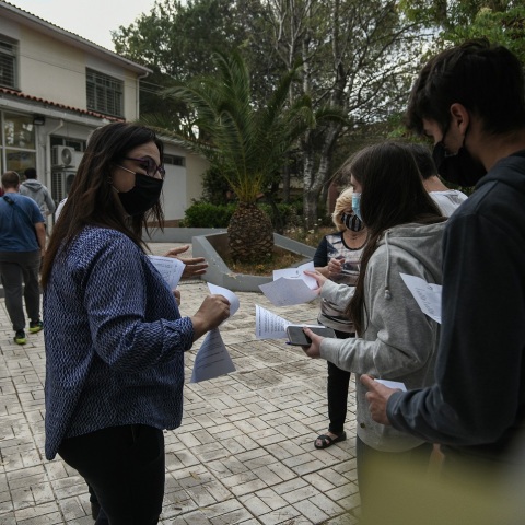 Μαθητές στο προαύλιο σχολείου πριν τις πανελλαδικές εξετάσεις