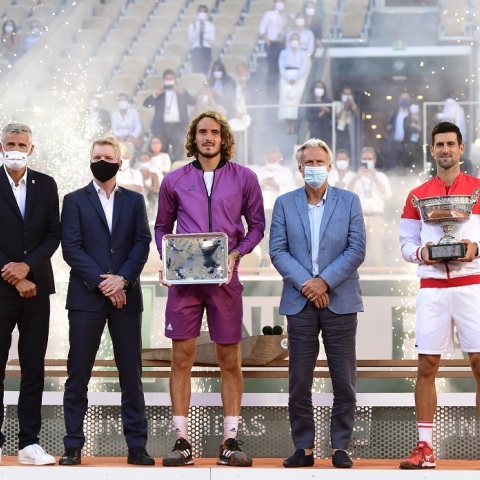 Ο Στέφανος Τσιτσιπάς και ο Νόβακ Τζόκοβιτς στον τελικό του Roland Garros