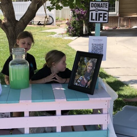 Δύο αδερφές πουλάνε λεμονάδα σε αυτοσχέδιο πάγκο©Twitter/@KSL_AlexCabrero